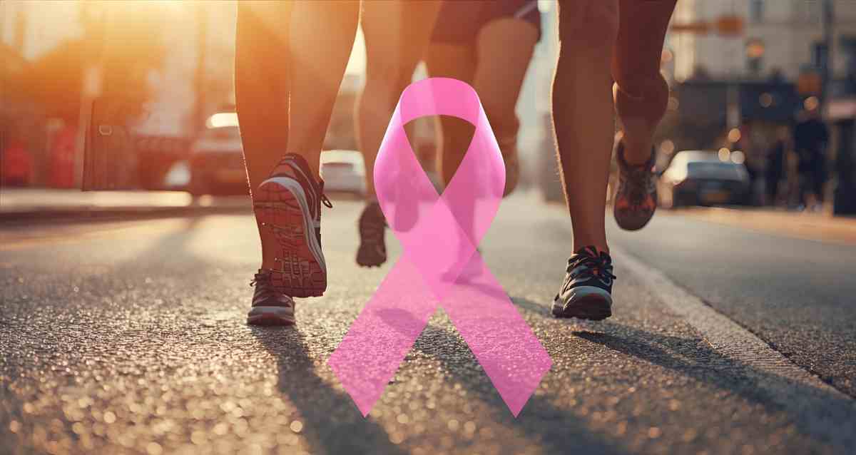 תקריב של רגלי נשים רצות על מדרכה עירוני. על גבי התמונה מופיע סרט ורוד שקוף, הדמיית בינה מלאכותית: השרון אונליין