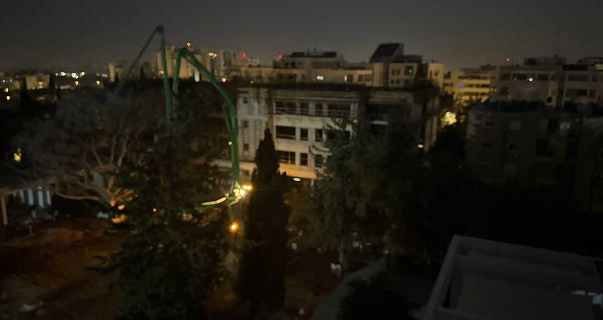 צילום לילה של עבודות בבית ספר הנדיב בהרצליה. יציקות בטון