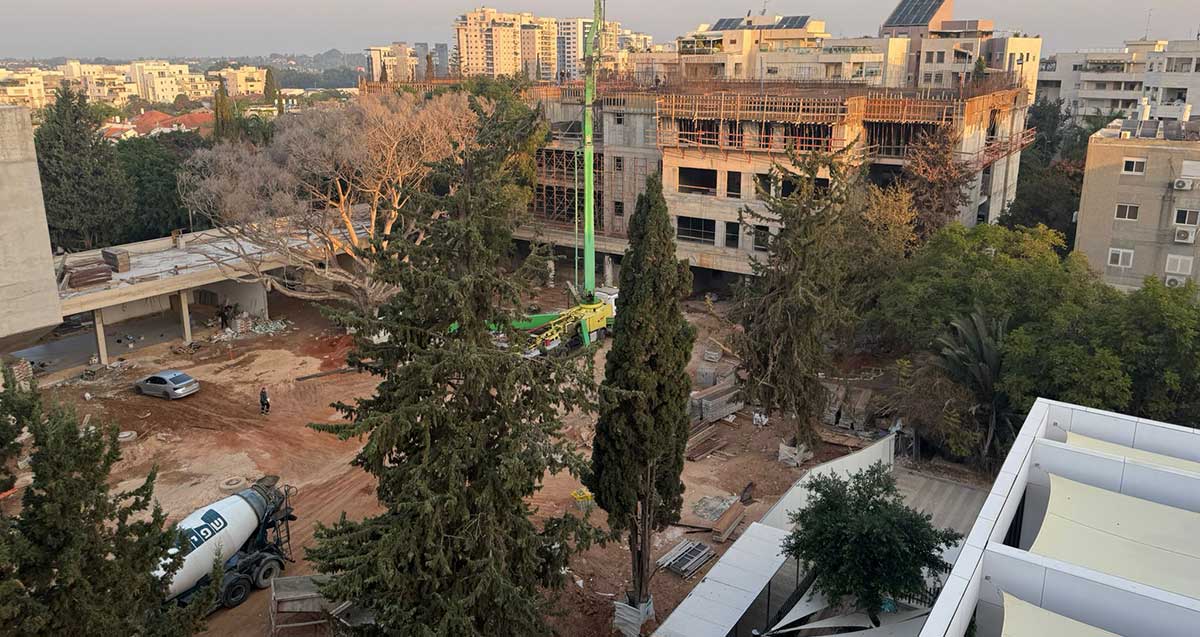 יוצקים בטון בבית ספר הנדיב בהרצליה