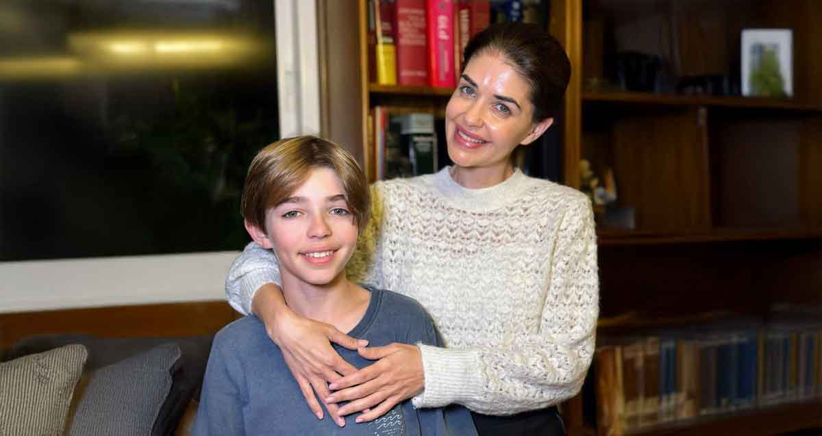 עינת הדס עם בנה יאיר הדס ז"ל. עינת מחבקת את בנה.