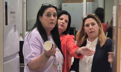 אירוע ההתנצלות במטבח של עיריית רמת השרון - מימין: גייל שורש, נאוה פרס, הדר שווייצר