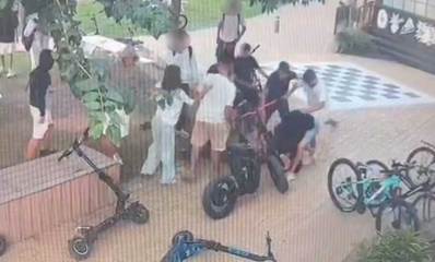 חבורת נערים מתנפלת על נער ומכה אותו. הפנים מטושטשות