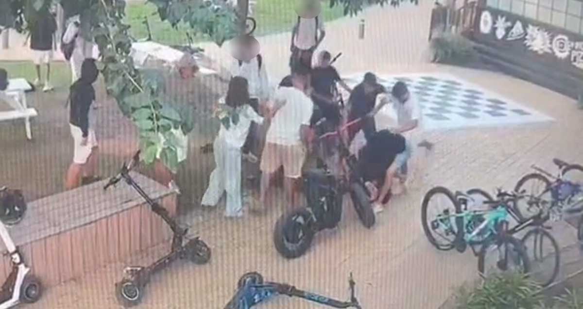 חבורת נערים מתנפלת על נער ומכה אותו. הפנים מטושטשות