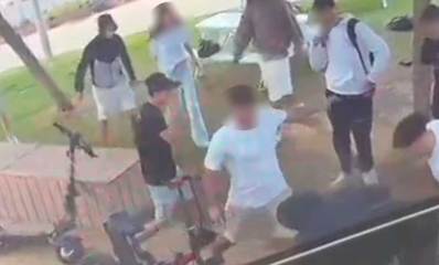 חבורת נערים מתנפלת על נער ומכה אותו. הפנים מטושטשות