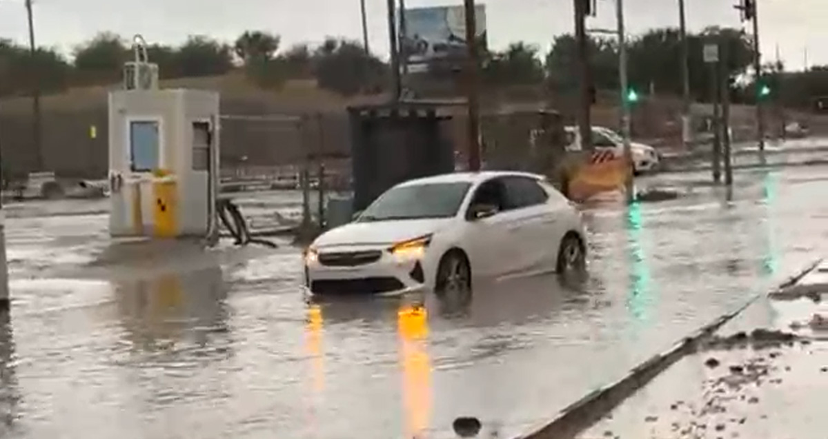 מכונית נודעת בתוך הצפה בכביש ליד צומת מרומזר