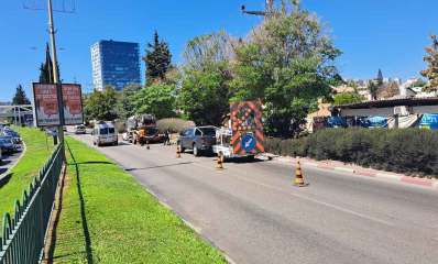 עבודות תשתית. עובדים עם ציוד ורכב מיוחד חסמו נתיב אחד בכביש.