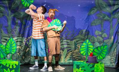 איתמר וכובע הקסמים אוחז בעלה ירוק צהוב, בתיאטרון אורנה פורת עם עוד שחקן. על הבמה שני מוצגים בצורת שתילים ושני עלים.