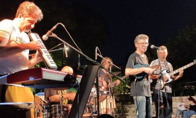 להקת ספוטניק היי פיי בהופעה בכפר סבא. צילום: דוברות העירייה