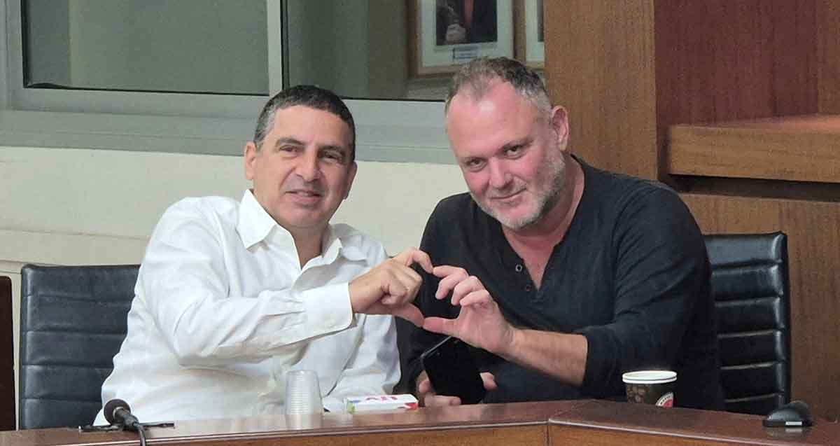 עופר קליך, מוטי גינדי, חברי מועצת העיר רמת השרון מסיעת קורצקי. יושבים ועם הידיים עושים יחד צורה של לב.