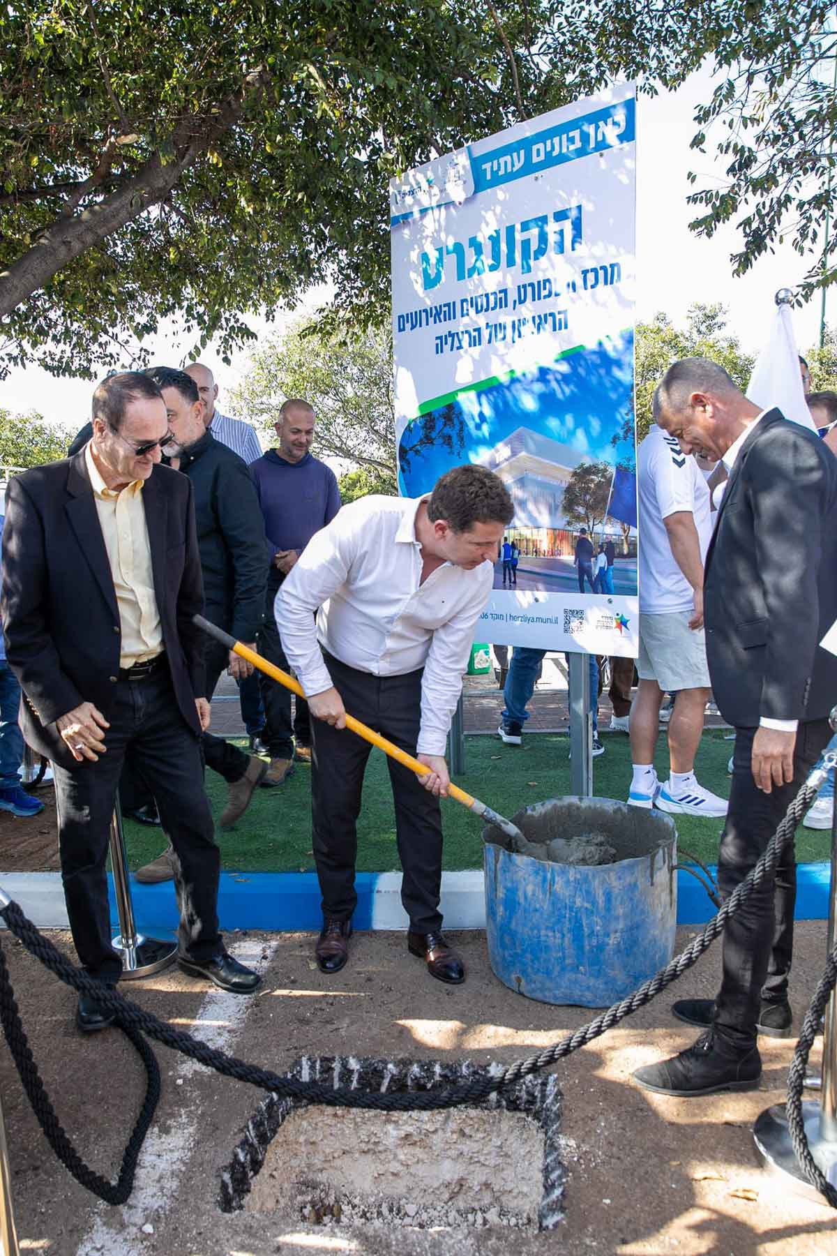 עופר לוי, יריב פישר וטל ברודי מניחים אבן פינה למרכז הקונגרסים