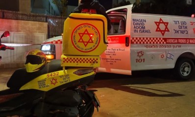 כוחות מד"א ליד הבניין בהרצליה. צילום: תיעוד מבצעי מד"א