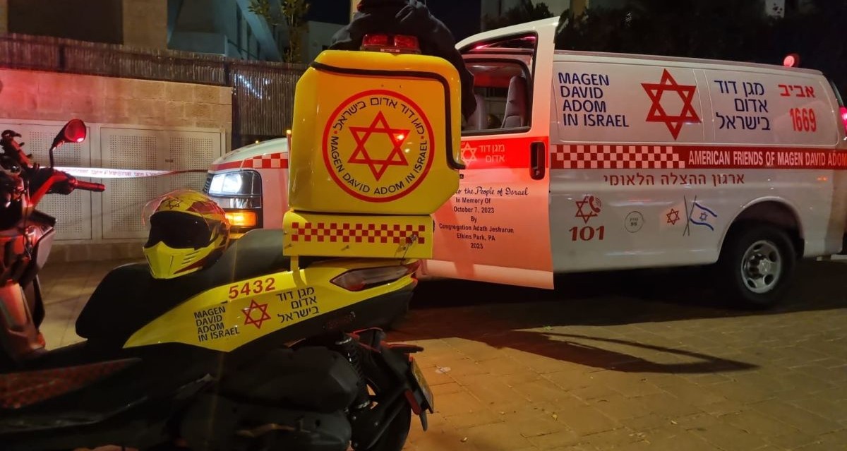 כוחות מד"א ליד הבניין בהרצליה. צילום: תיעוד מבצעי מד"א