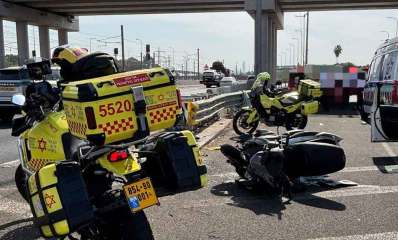 רוכב אופנוע נפגע בכביש 20 סמוך למחלף גלילות מזרח. האופנוע מונח בצידי הכביש ולידו שני אופנועים של מד"א.