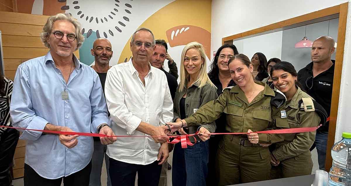 לשכת הגיוס החדשה. ראש העיר רמת השרון גוזר סרט אדום, ויחד עמו אזרחים וחיילות.