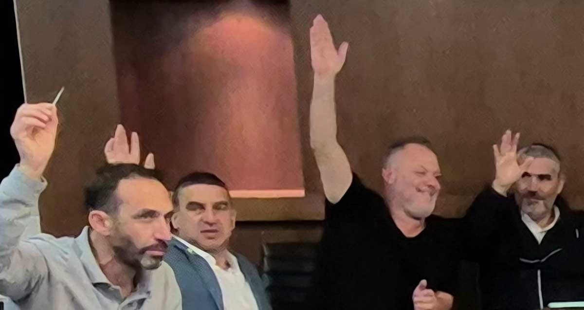 ארבעה מצביעים בעד במועצת העיר