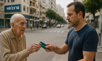 קשיש מעביר כרטיס אשראי. איור AI. קשיש נותן כרטיס לאיש צעיר.