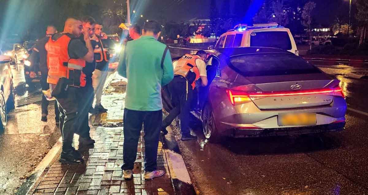נער הולך רגל נפגע מרכב. חובשים ליד רכב פרטי.