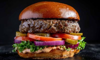 המבורגר בלחמניה עם ירקות ורוטב. צילום: קניון רננים