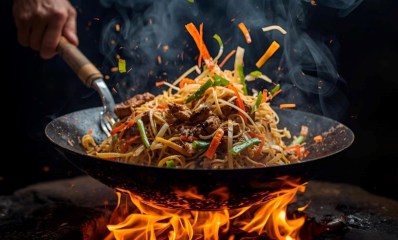 מחבת ווק מעל אש עם ירקות אטריות ובשר, הדמיית בינה מלאכותית: השרון אונליין