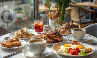 שולחן ארוחת בוקר עם קפה, ביצים, מאפים ולחמים טריים. הדמיית בינה מלאכותית: השרון אונליין