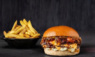 סמאש בורגר עם גבינה טבעונית וצ'יפס, צילום: ליאור אשכנזי