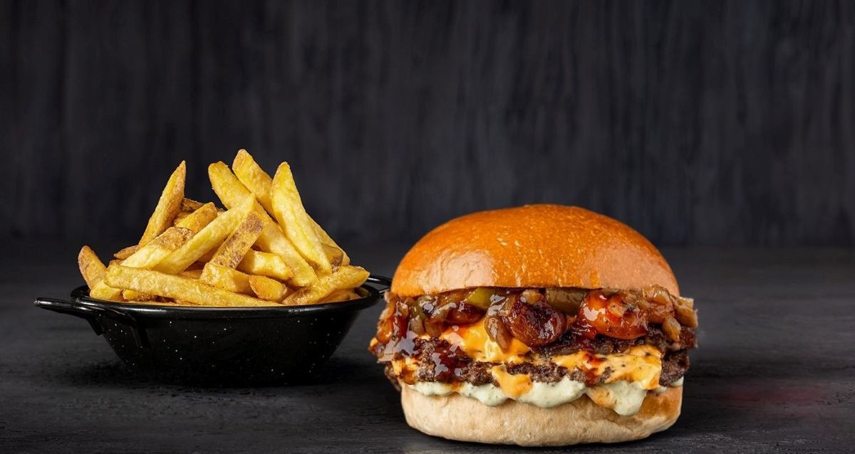 סמאש בורגר עם גבינה טבעונית וצ'יפס, צילום: ליאור אשכנזי