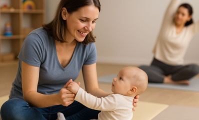 אמא מחזיקה תינוק קטן בסטודיו של תנועה, הדמיית בינה מלאכותית: השרון אונליין