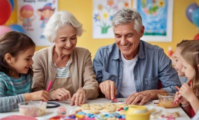 שבא וסבתא עם שתי נכדות צעירות מסביב לשולחן צבעוני צוחקים, הדמיית בינה מלאכותית: השרון אונליין