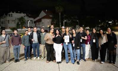 זוכי מלגות ברמת השרון בצילום קבוצתי ברחבה.