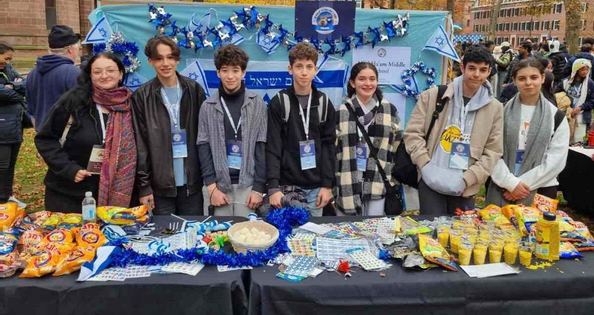 נבחרת הדיבייט של "שרת". צילום: עיריית כפר סבא