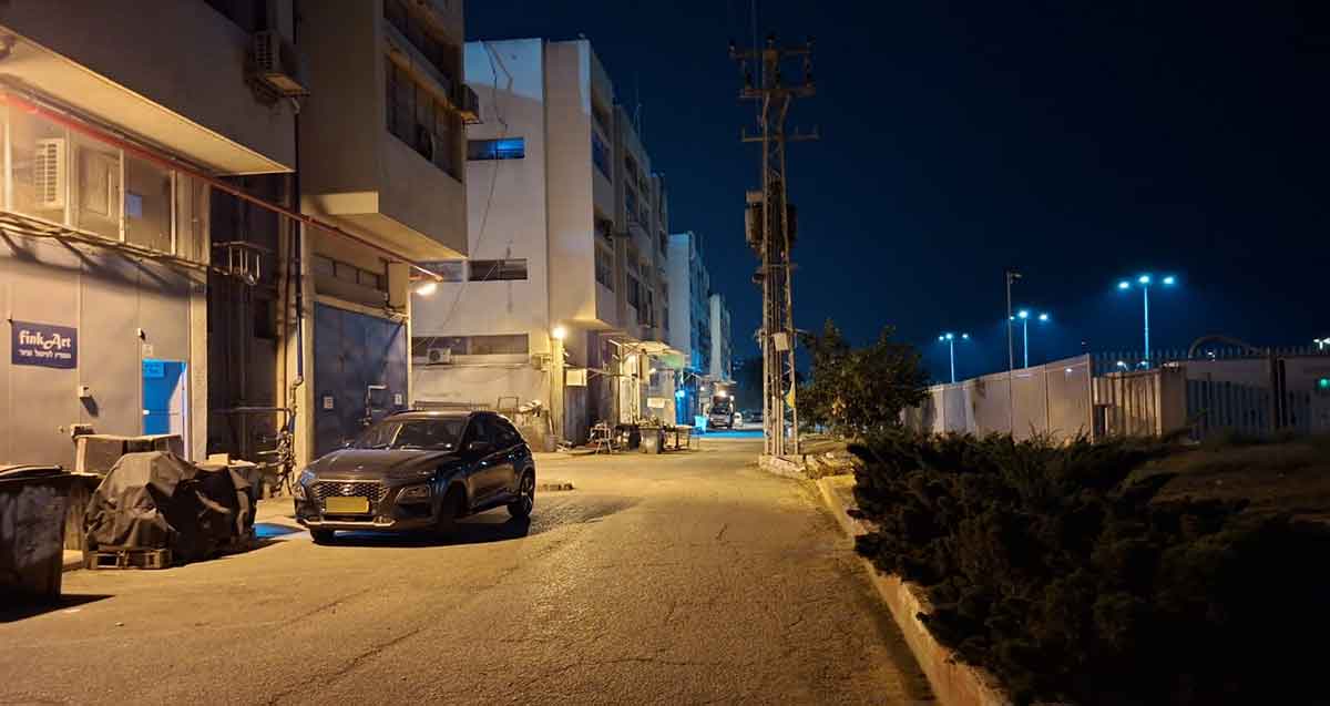 הסטודיו בנווה זמר ממול הכביש לגנרטור, בשם: Fink Art בקומת קרקע של בניין. לפני הכניסה חונה מכונית שחורה.