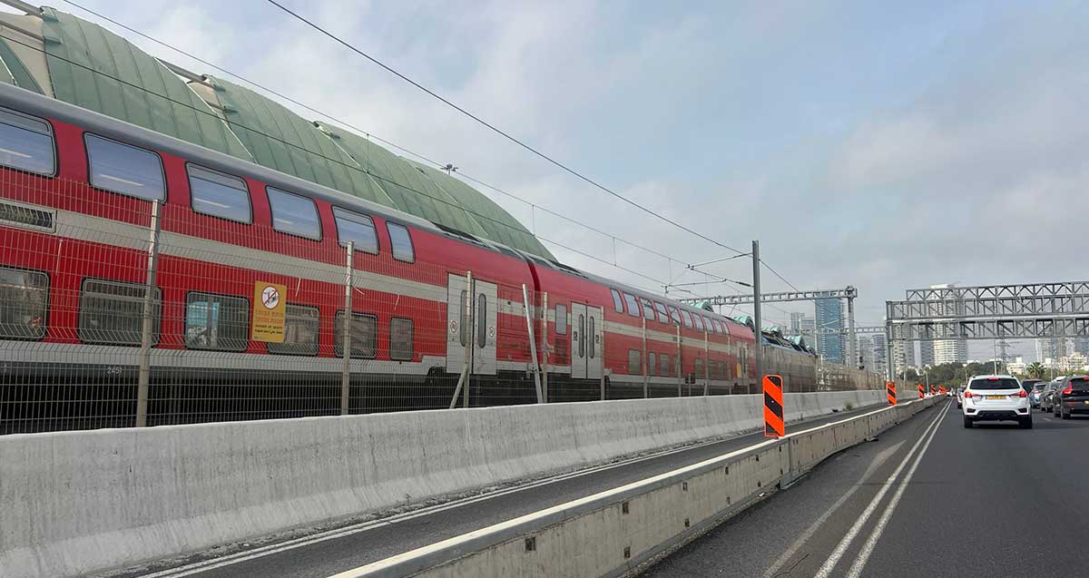 רכבת בנתיבי איילון. צילום: ת”א אונליין