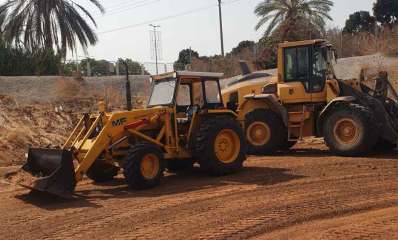 טרקקטורים מבצעים עבודת תשתית מנקים ומפלסים אדמה