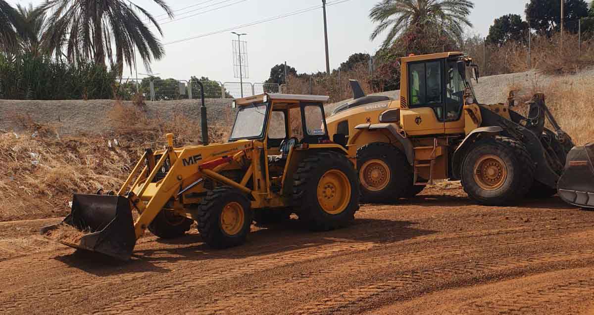 טרקקטורים מבצעים עבודת תשתית מנקים ומפלסים אדמה