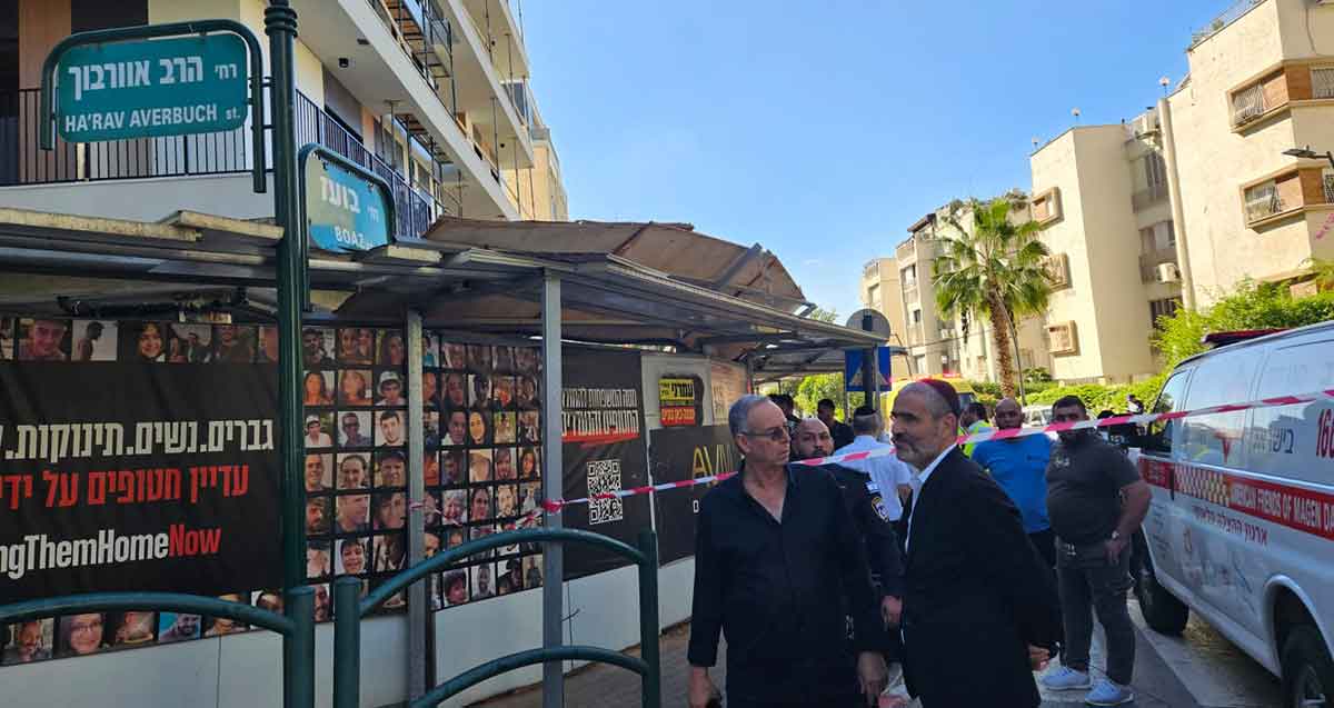רוכברגר וקורצקי בזירת תאונת העבודה באתר בנייה ברמת השרון
