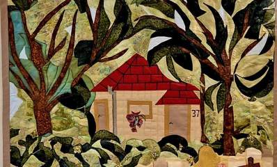 ציור של יעל ורקל. ילדה יושבת על ספסל פניה לבית מספק 37 וחצר עם שיחים ועצים