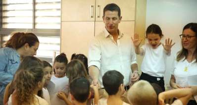 יריב פישר לפני קבוצת תלמידות ותלמידים.