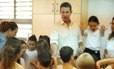 יריב פישר לפני קבוצת תלמידות ותלמידים.