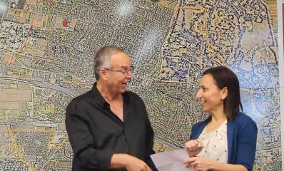 איציק רוכברגר וכרמית קינגסברג על רקע של מפת רמת השרון