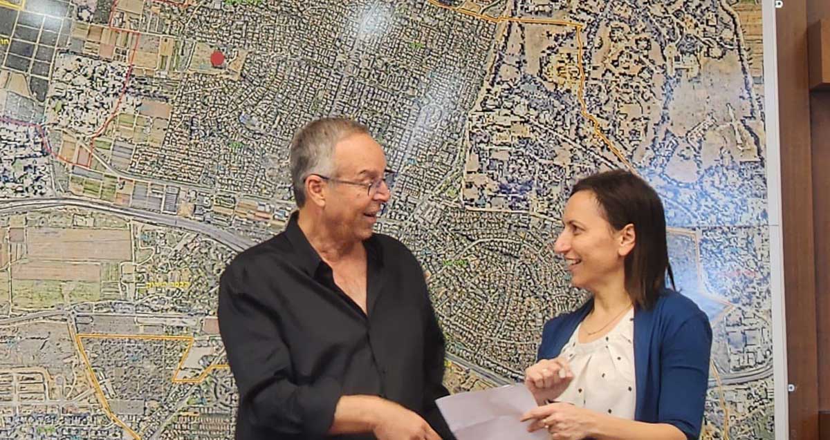 איציק רוכברגר וכרמית קינגסברג על רקע של מפת רמת השרון