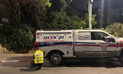 ניידת זק״א ואיש זק״א כורע בסמוך אליה על הכביש ליד המדרכה בהרצליה