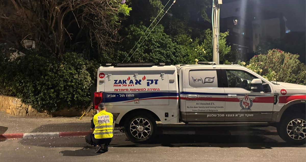 ניידת זק״א ואיש זק״א כורע בסמוך אליה על הכביש ליד המדרכה בהרצליה