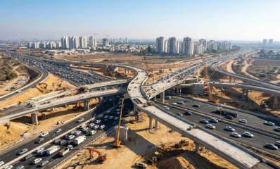 הדמיית עבודות הקמת מחלף כביש 541 החדש בשרון, עם גשרי בטון ומנופים על רקע בנייני המגורים של רעננה וכפר סבא. הדמיה: מדיה היפר לוקאלית