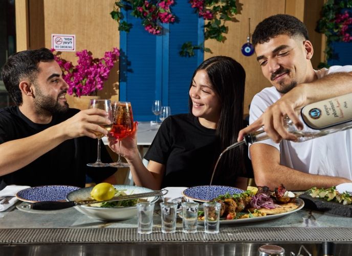 3 אנשים על הבר עם כוסות אלכוהול, צילום: מתן אביב