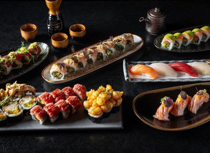 מנות של סושי ודגים נאים, צילום: דויד מויאל