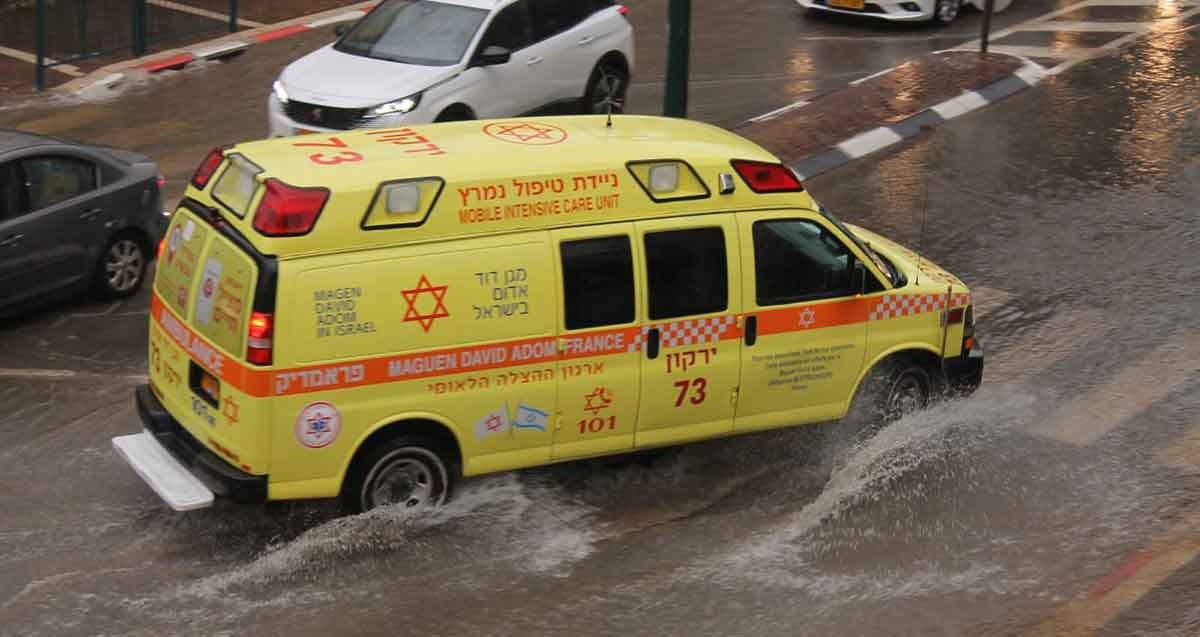 אמבולנס של מד"א בזמן הצפות