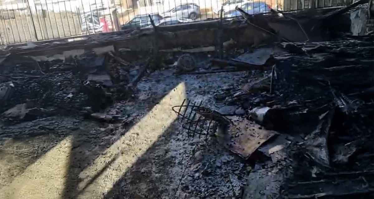דירה שנשרפה בכפר סבא. מרפסת שרופה.