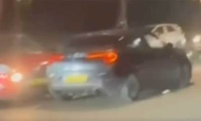 תיעוד אירוע דריסה בהרצליה. מכונית אדומה מתנגשת בכוונה במכונית כחולה