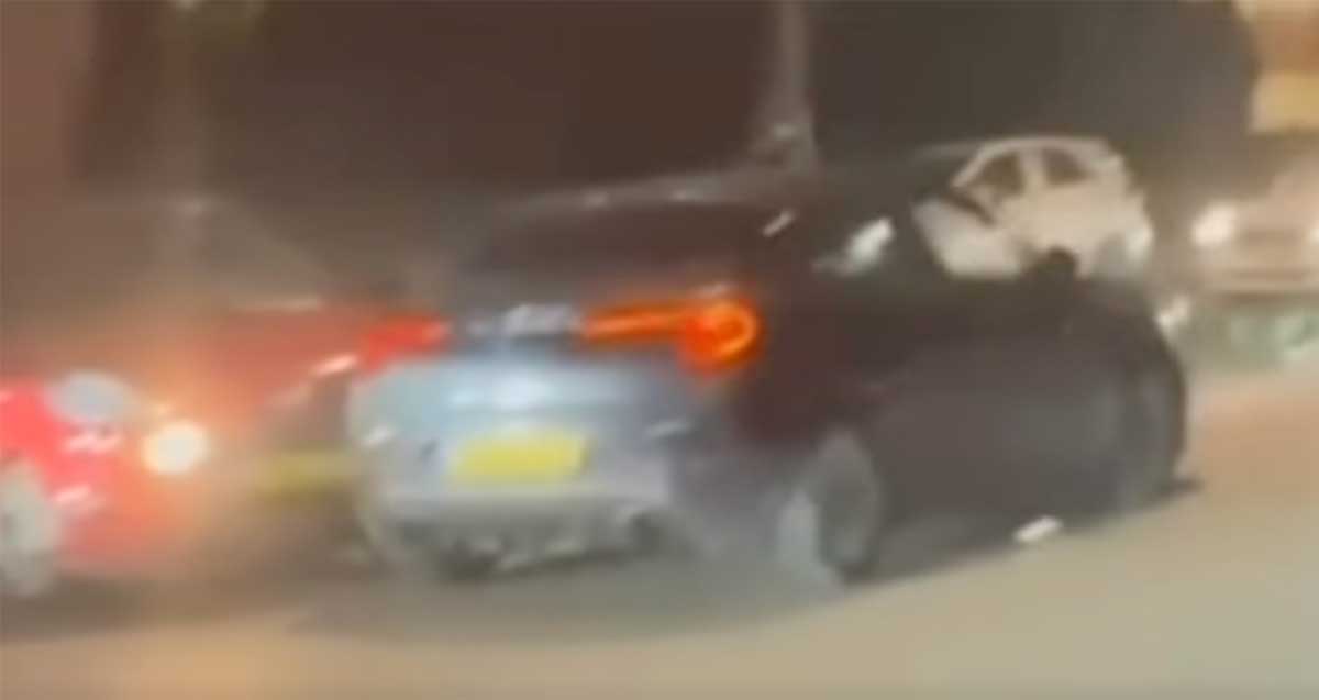 תיעוד אירוע דריסה בהרצליה. מכונית אדומה מתנגשת בכוונה במכונית כחולה