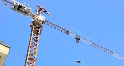 מנוף באתר בנייה בהרצליה. צילום: שרון אונליין